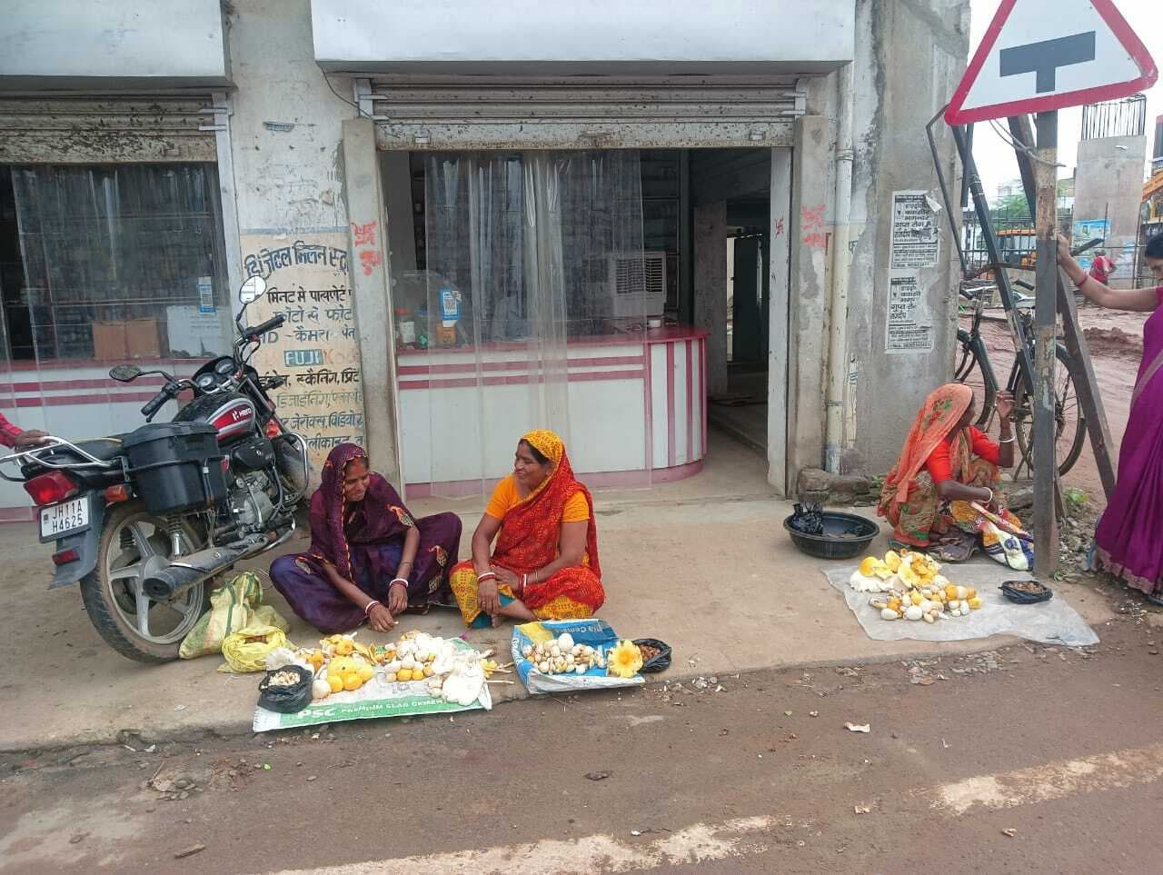 Giridih News :जंगली मशरूम से पटा सरिया बाजार, अच्छी कीमत पर हो रही बिक्री