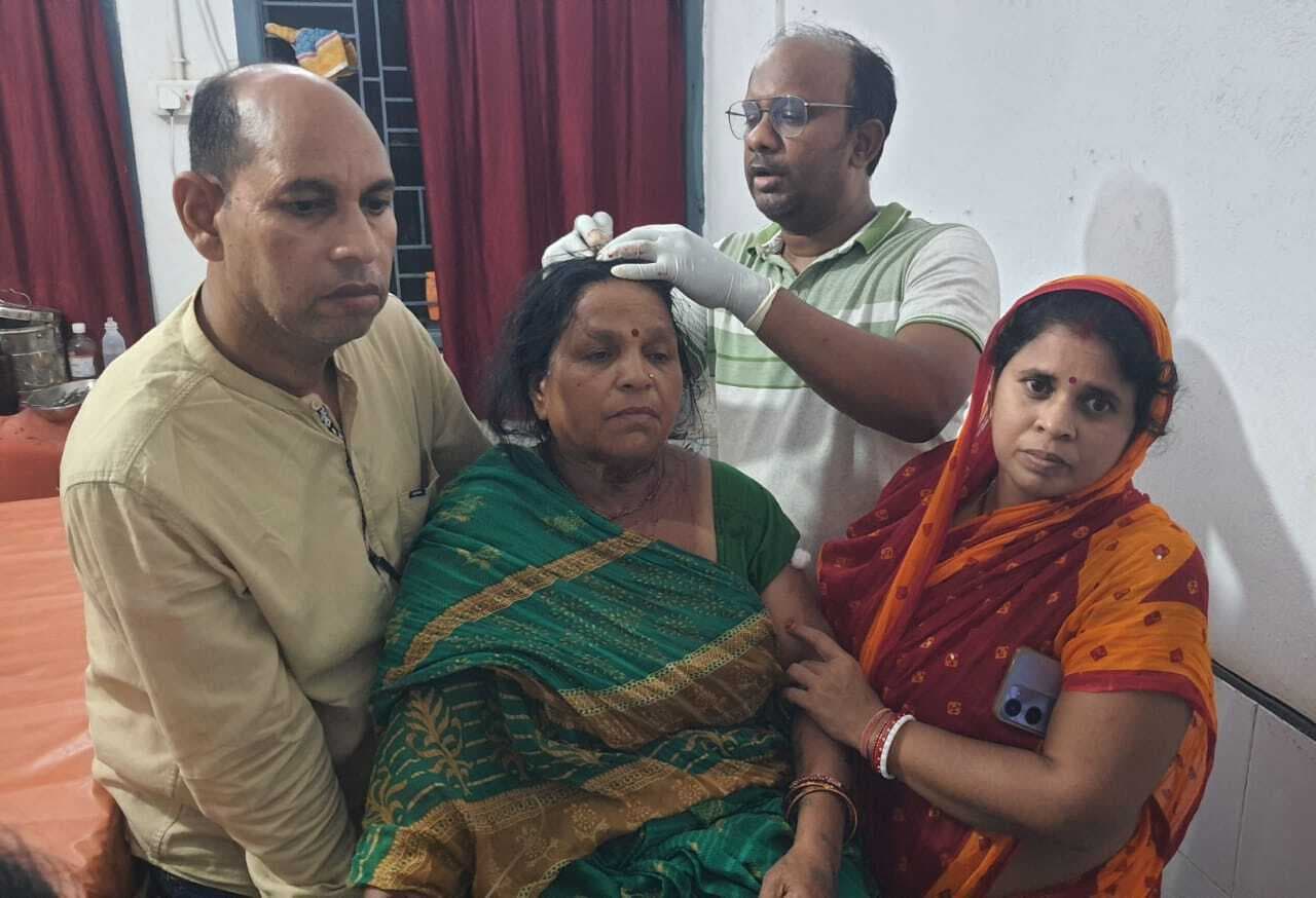 अनियंत्रित बाइक के धक्के से महिला का टूटा पैर, देवघर रेफर