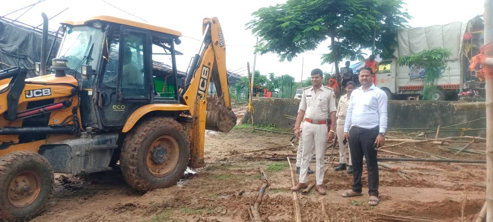 कांवरिया पथ में अतिक्रमण के विरूद्ध चला प्रशासनिक बुलडोजर