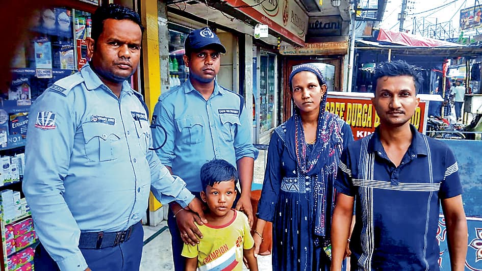 मां से बिछुड़े बच्चे को खोज सिविक वॉलंटियर्स ने मिलाया