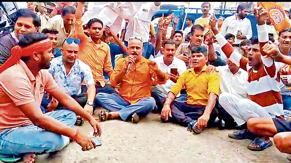 पुलिस के बर्ताव के खिलाफ बेगुनिया मोड़ पर विहिप ने किया चक्काजाम