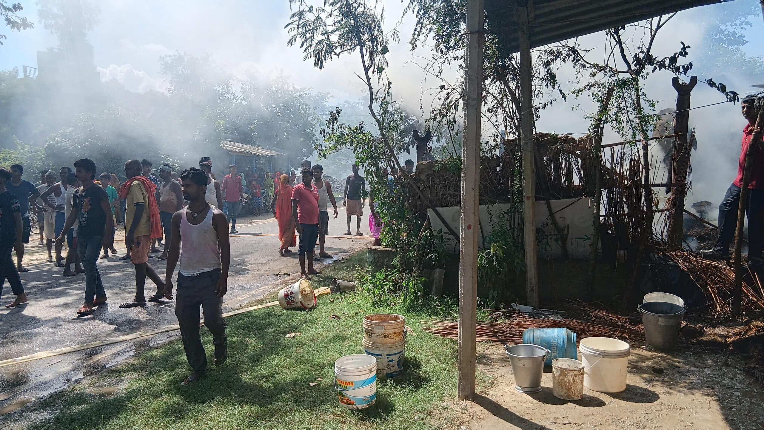 Madhubani News : घर में आग लगने से लाखाें का नुकसान