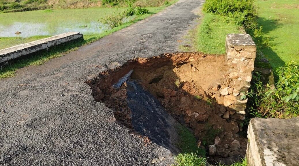 Giridih News :तिसरी-पिपराटांड़ सड़क पर पुलिया बही, बना गोफ