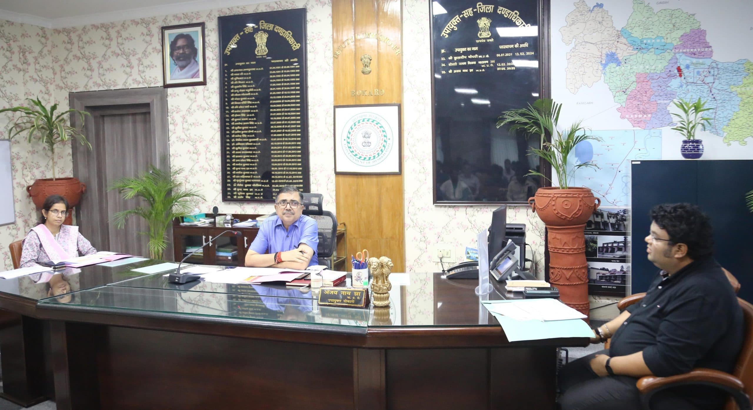 Bokaro News : स्ट्रीट वेंडरों को पीएम स्व निधि से समृद्धि योजना का दें प्रशिक्षण : उपायुक्त