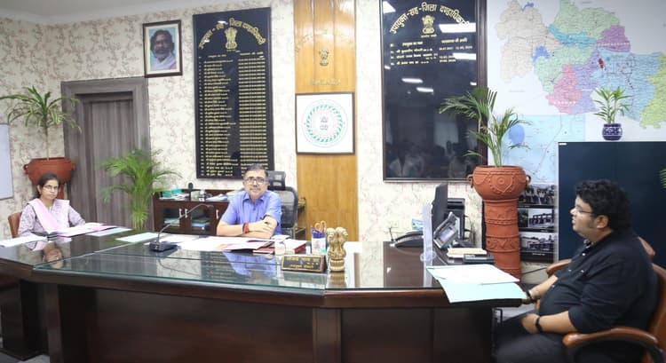 Bokaro News : स्ट्रीट वेंडरों को पीएम स्व निधि से समृद्धि योजना का दें प्रशिक्षण : उपायुक्त