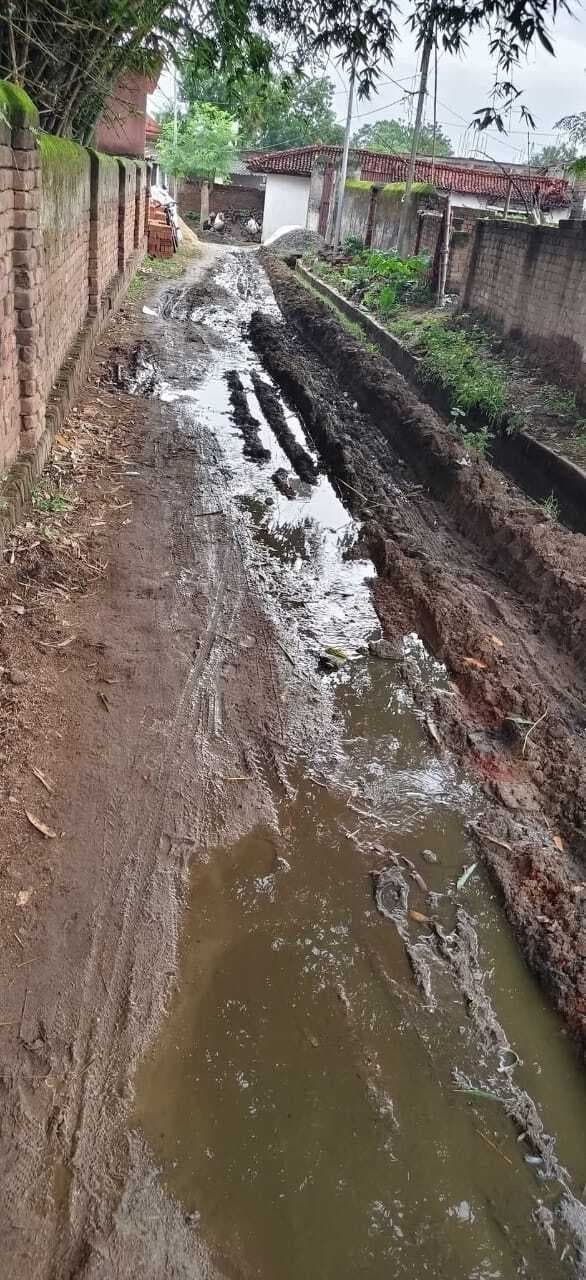 ग्रामीणों ने जर्जर सड़क मरम्मत कराने की मांग की
