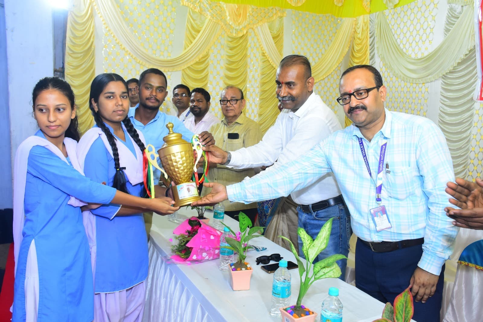 Bokaro News : पिता की स्मृति में प्रतिभाओं को किया सम्मानित