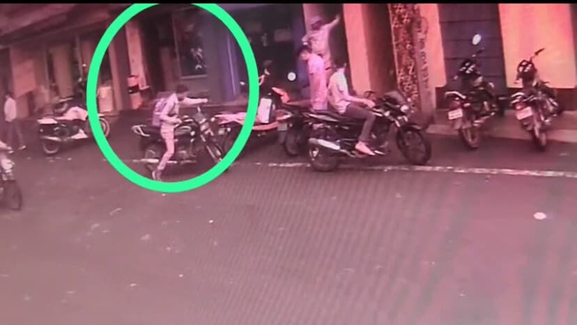 Giridih News :नगर थाना के पास से बाइक चोरी