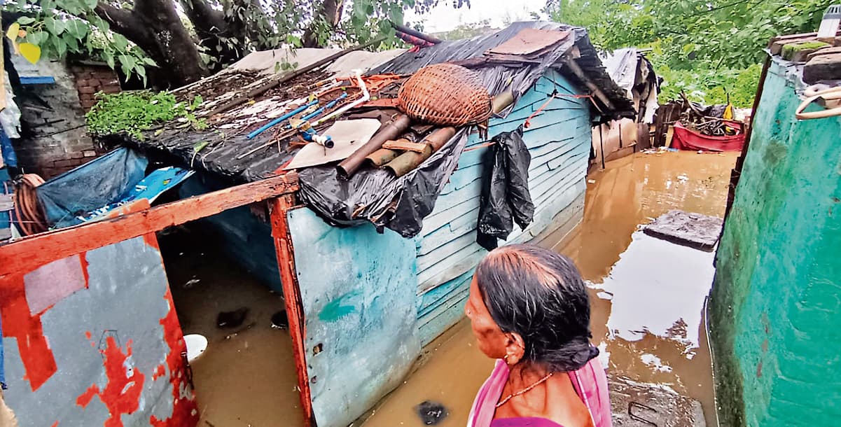 Rourkela News: दो घंटों की बारिश ने स्मार्ट सिटी को किया बेहाल, मालगोदाम बस्ती के कई घरों में घुसा पानी
