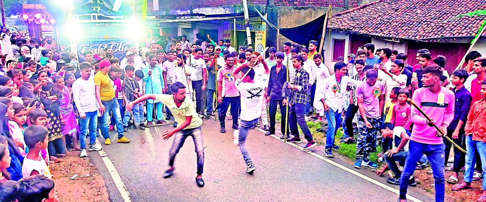 Seraikela Kharsawan News : मुहर्रम जुलूस में युवाओं ने दिखाये करतब, ऑपरेशन सिंदूर थीम पर निकाला जुलूस