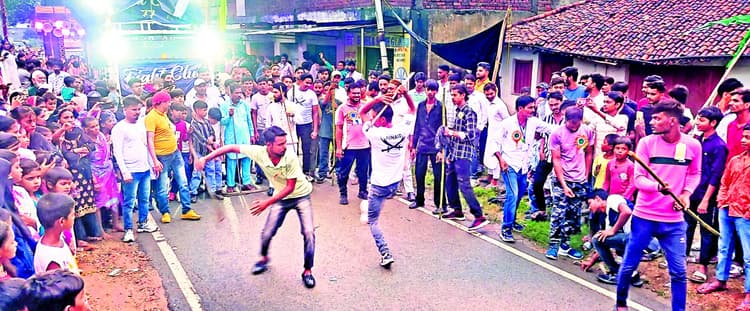 Seraikela Kharsawan News : मुहर्रम जुलूस में युवाओं ने दिखाये करतब, ऑपरेशन सिंदूर थीम पर निकाला जुलूस