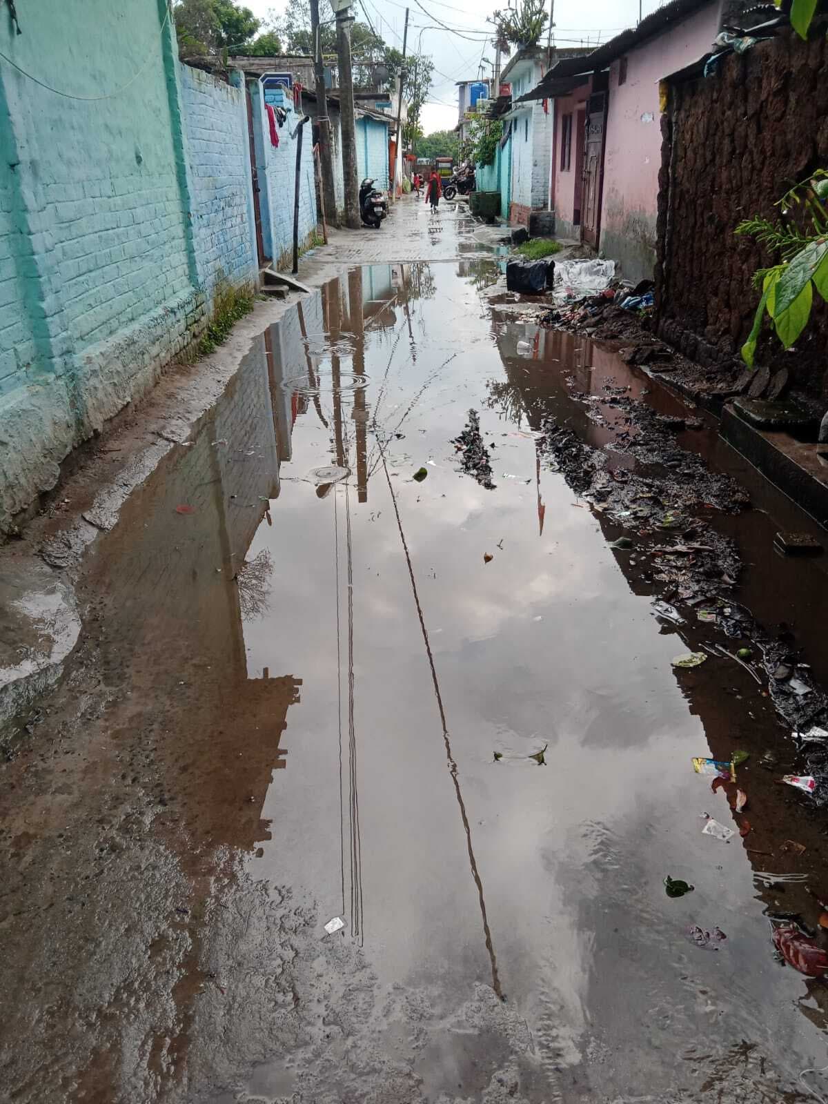 सड़क पर जमा हो रहा नाला का पानी