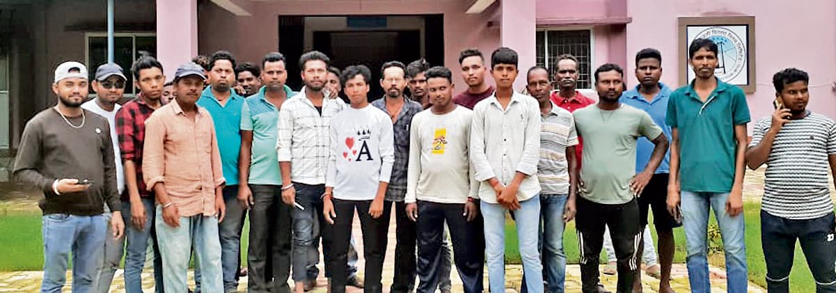 East Singhbhum News : बांस के खंभों पर मौत बनकर दौड़ रही बिजली