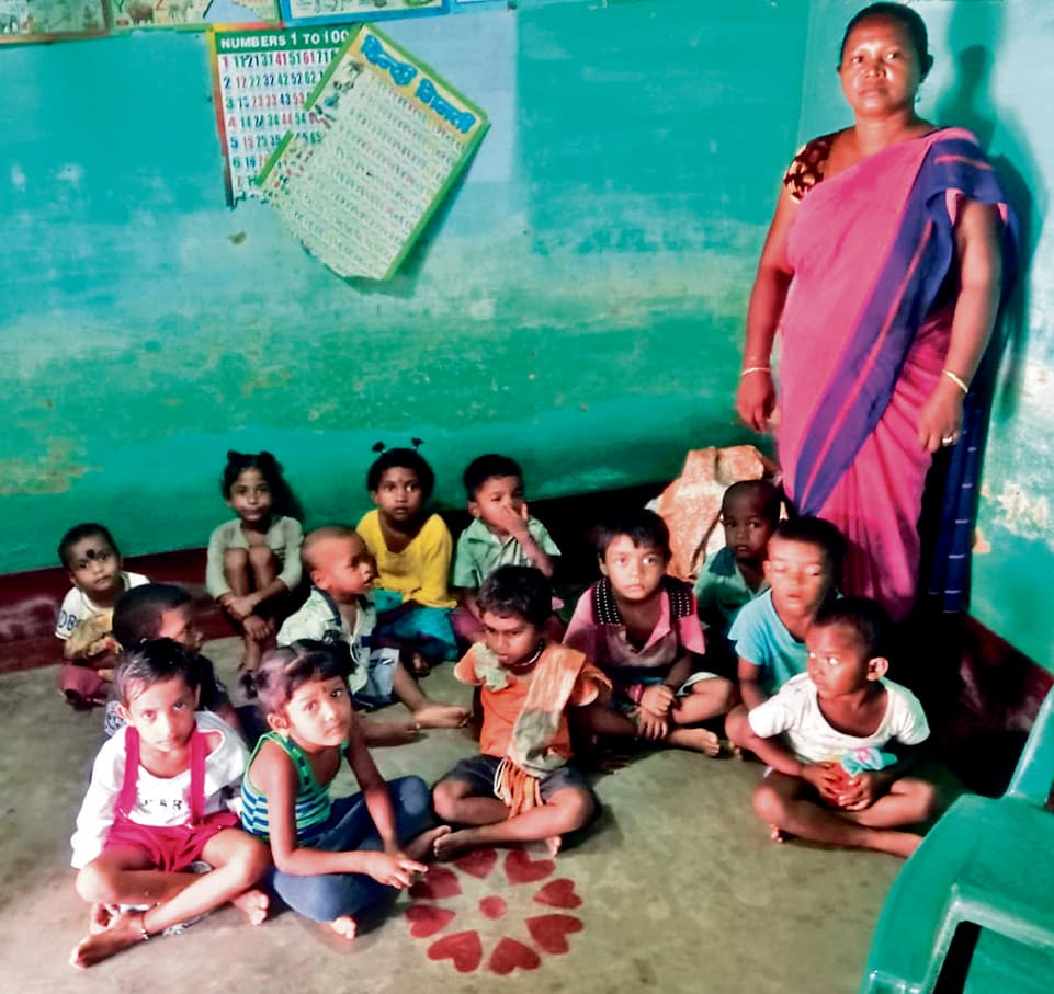 East Singhbhum News : 16 वर्षों से भाड़े के एक कमरे में चल रहा आंगनबाड़ी केंद्र, फर्श पर बैठ पढ़ते हैं बच्चे