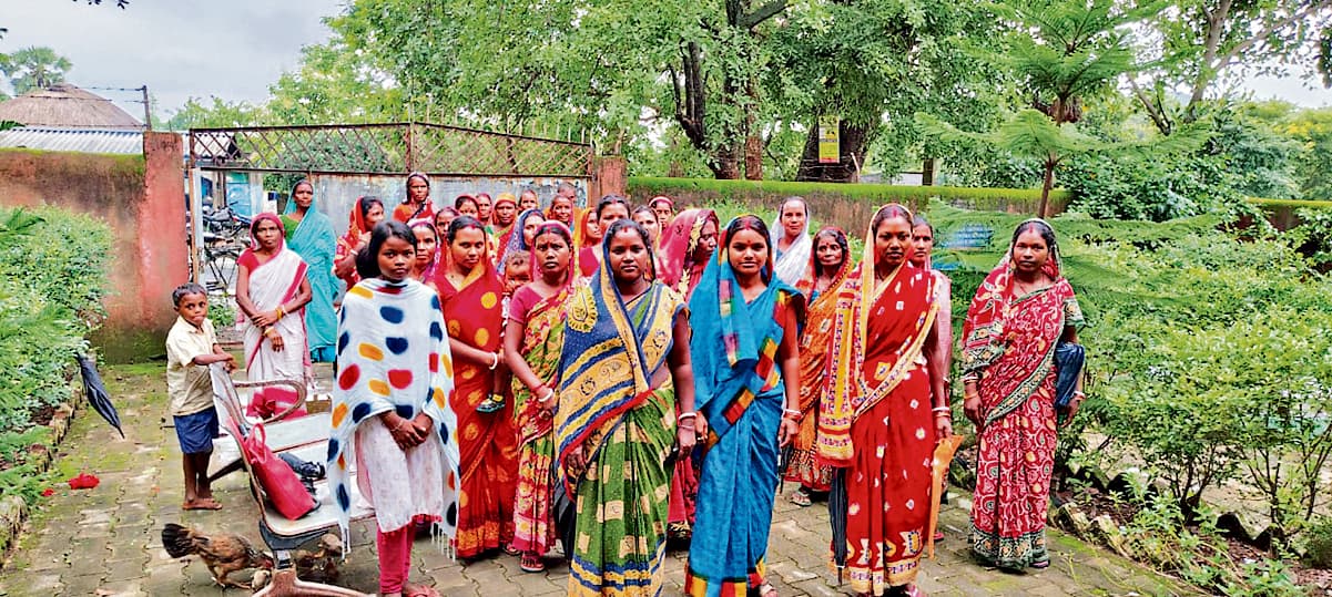 East Singhbhum News : सोमाडीह  में महिलाओं ने शराब माफियाओं के खिलाफ चलाया अभियान, दिया अल्टीमेटम