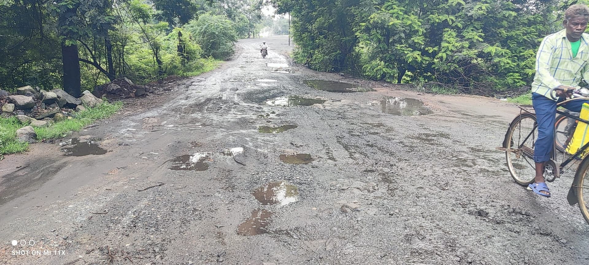 Dhanbad News: धर्माबांध बस्ती जाने वाली सड़क बनी जानलेवा