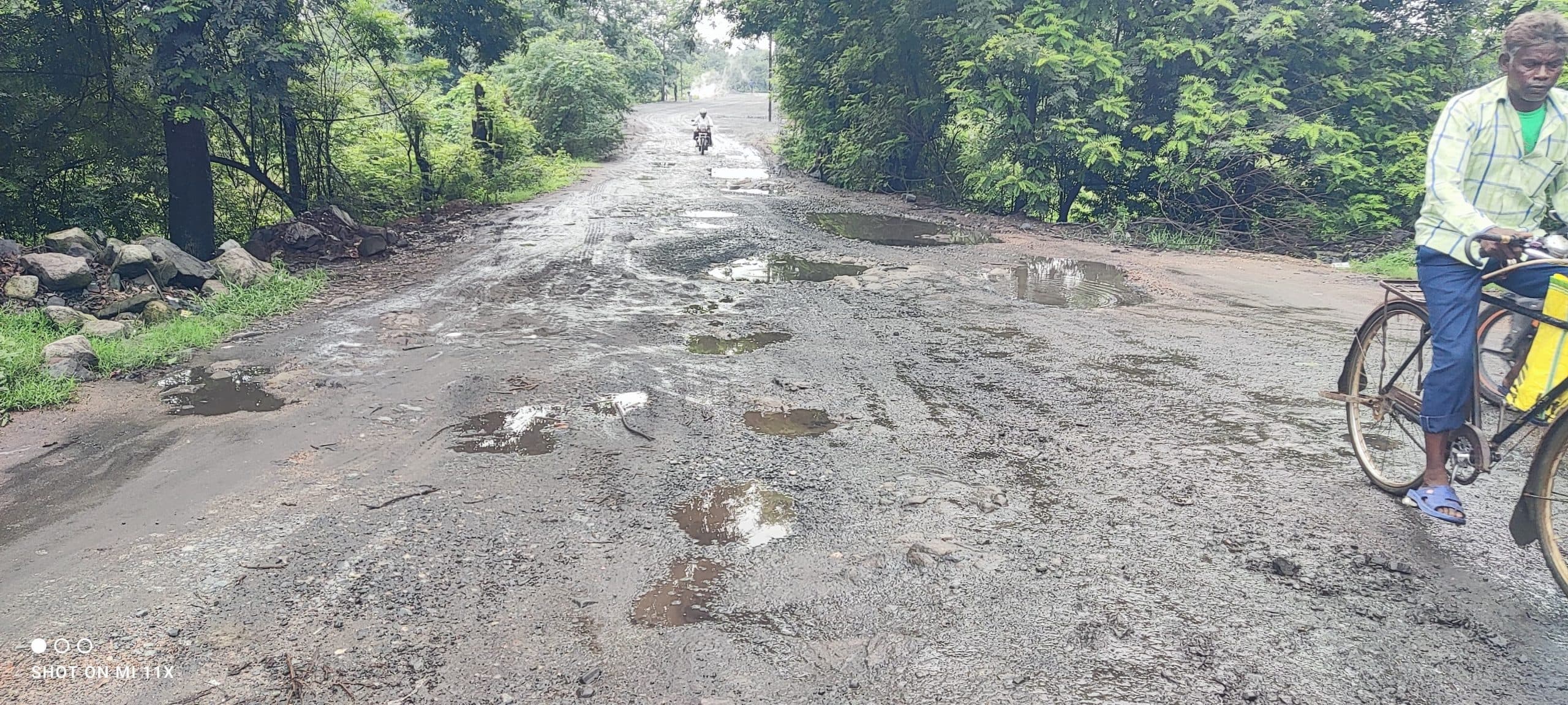 Dhanbad News: धर्माबांध बस्ती जाने वाली सड़क बनी जानलेवा