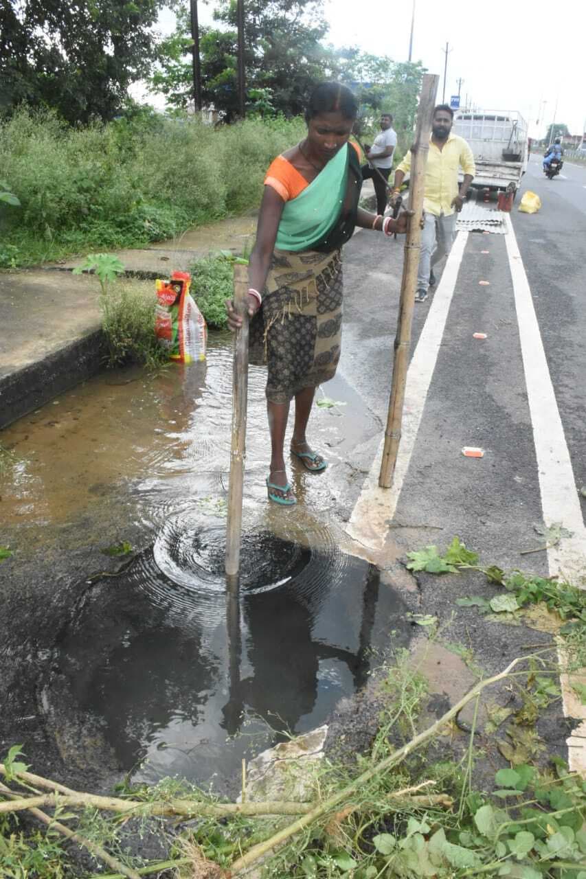 Dhanbad News : मेमको मोड़ के पास आठ लेन सड़क में पांच फीट के दायरे में बना गड्ढा