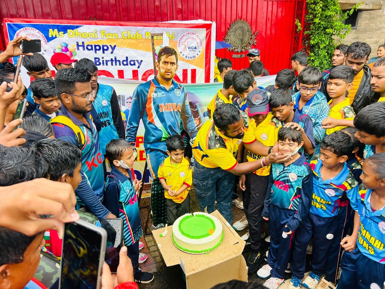 Ranchi News  : धौनी के जन्मदिन पर फैंस बोले, हैप्पी बर्थडे माही