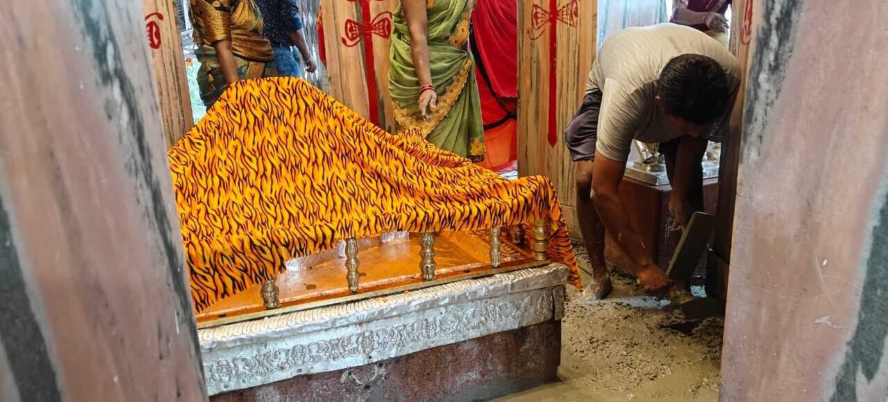 Pahadi Mandir News : पहाड़ी मंदिर की मरम्मत शुरू, बाबा की सेवा करने बेड़ो से पहुंचीं महिला पाहन