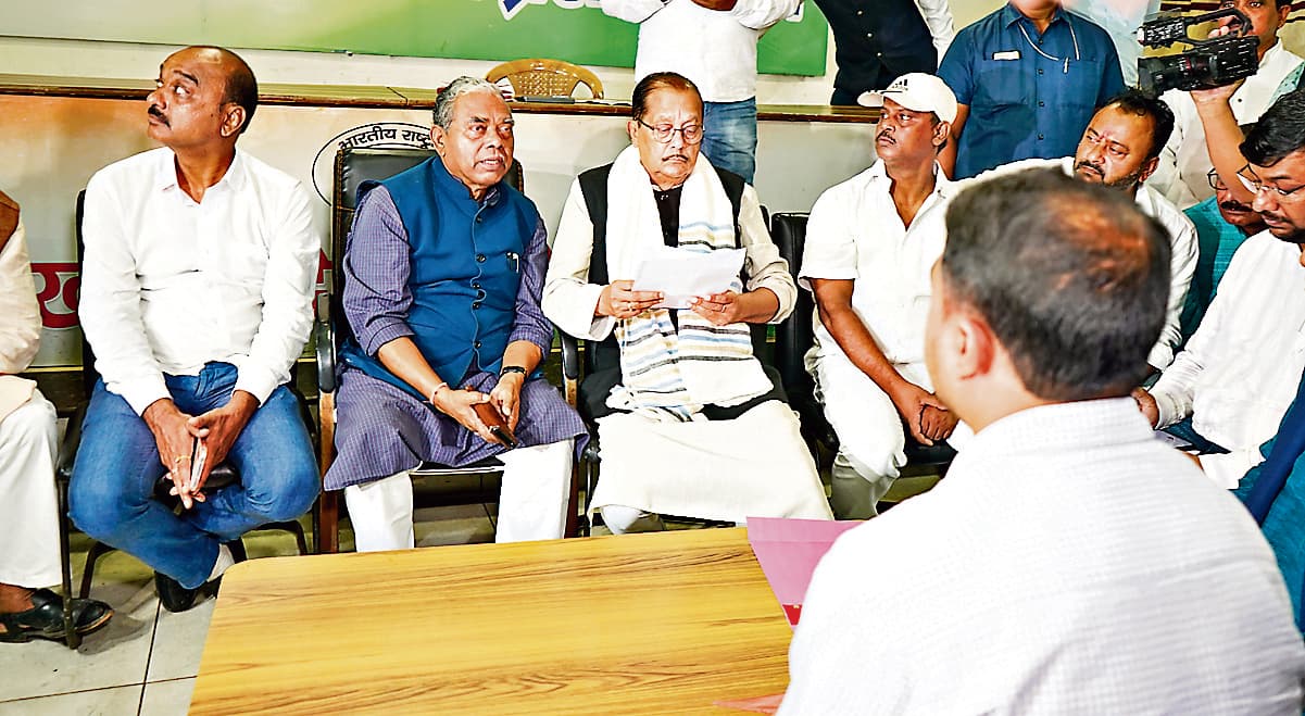 ranchi news : जनता दरबार में मंत्री हैरान, नौकरी-एडमिशन के आवेदन लेकर पहुंचे कांग्रेस नेता