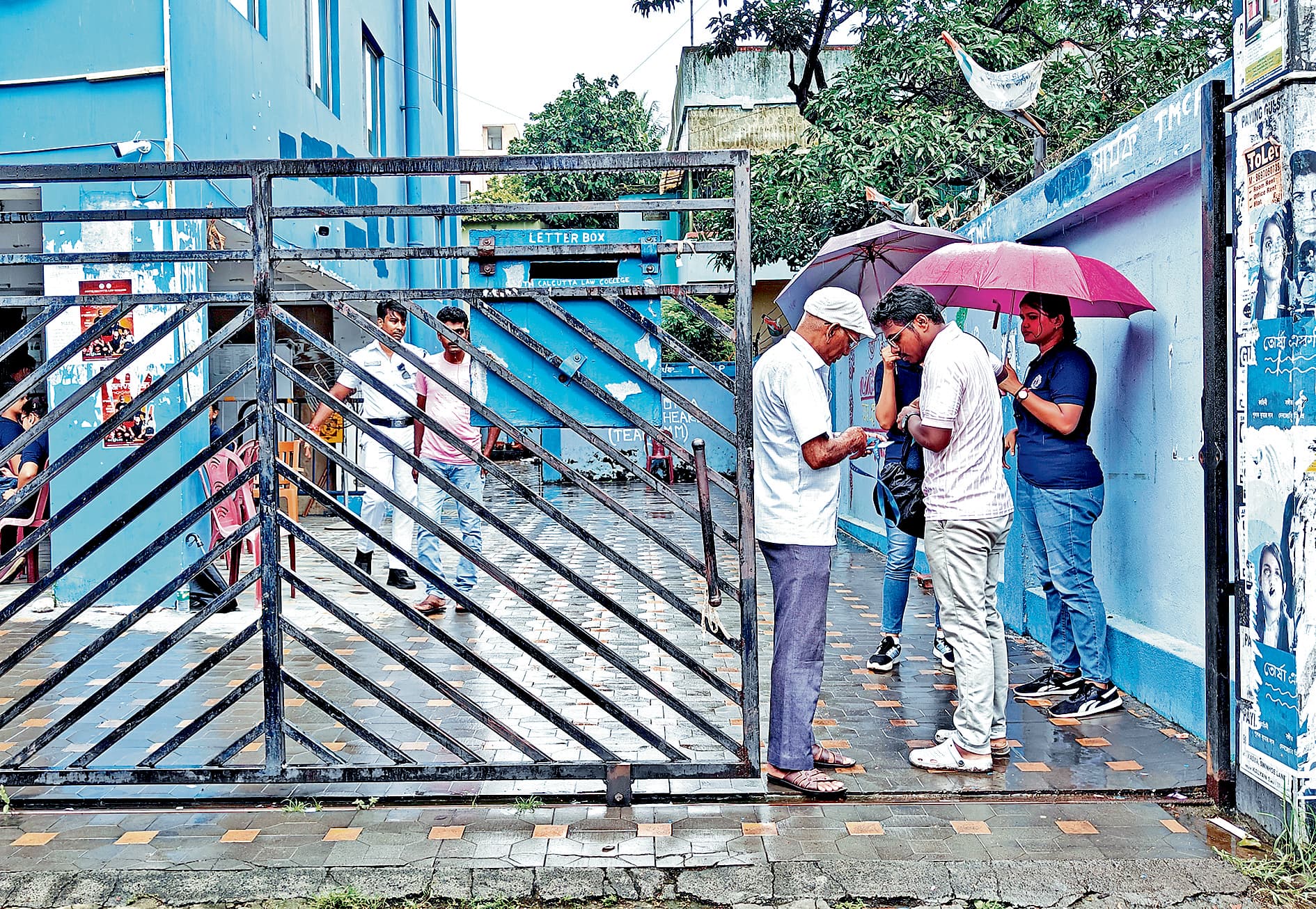 छात्रा से गैंगरेप की घटना के बाद से बंद लॉ कॉलेज कड़ी सुरक्षा में दोबारा खुला