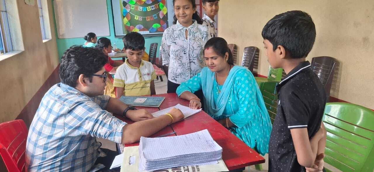 शिक्षकों ने अभिभावकों के साथ शैक्षणिक प्रगति पर की चर्चा