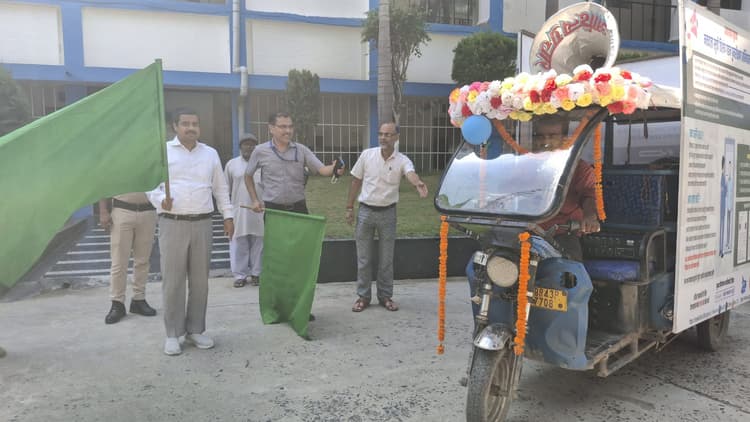 ई-रिक्शा प्रचार रथों को डीएम ने हरी झंडी दिखाकर किया रवाना