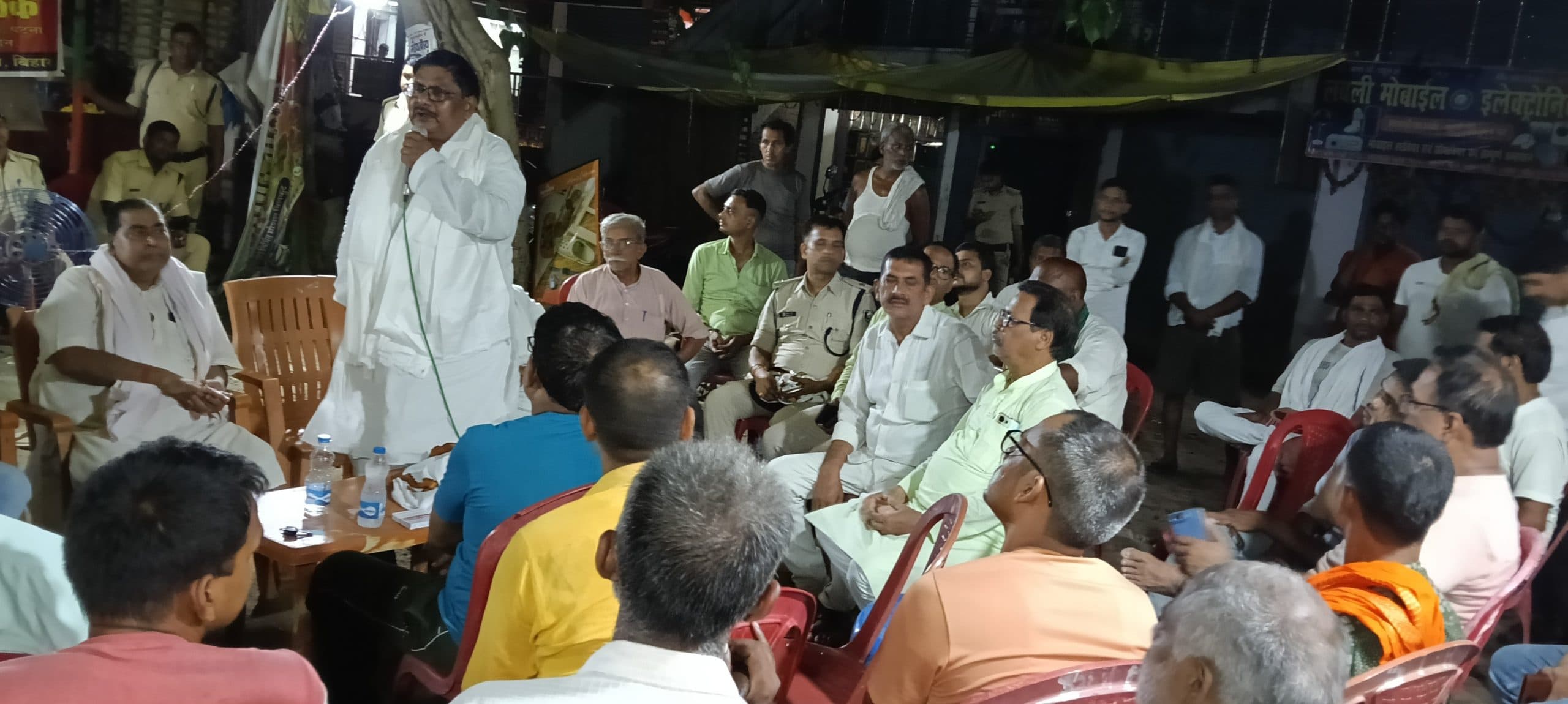 अतिक्रमण सहित कई मामले को ले गड़हनी में व्यवसायी संघ ने किया बैठक