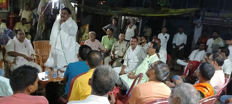 अतिक्रमण सहित कई मामले को ले गड़हनी में व्यवसायी संघ ने किया बैठक