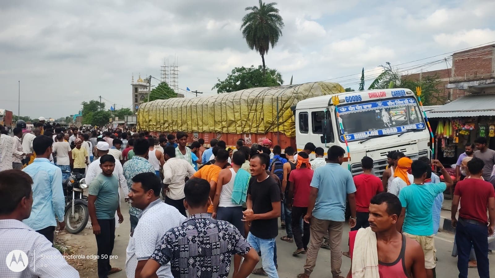 Motihari:अनियंत्रित ट्रक स्कूटी व बाइक में मारी ठोकर, एक घायल