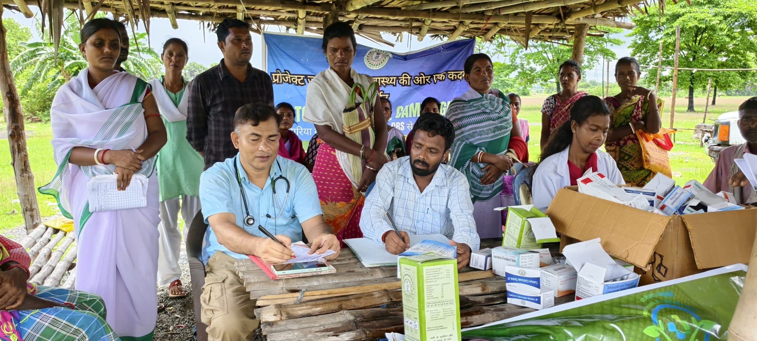 प्रतापपुर के शिविर में ग्रामीणों की हुई स्वास्थ्य जांच