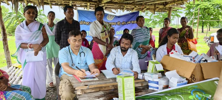 प्रतापपुर के शिविर में ग्रामीणों की हुई स्वास्थ्य जांच