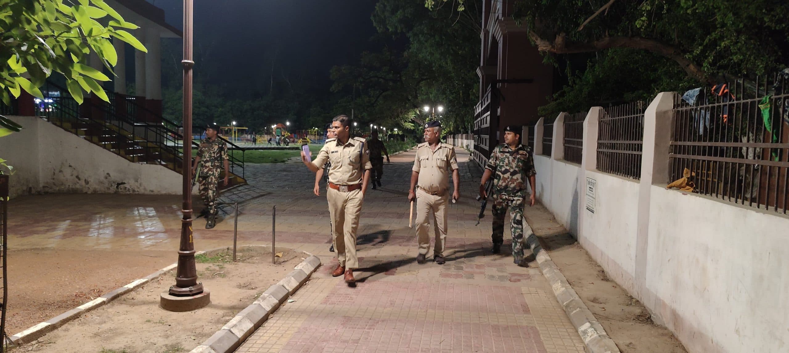 एसपी ने रात्रि में रमना मैदान का किया निरीक्षण, लोगों की हुई जांच