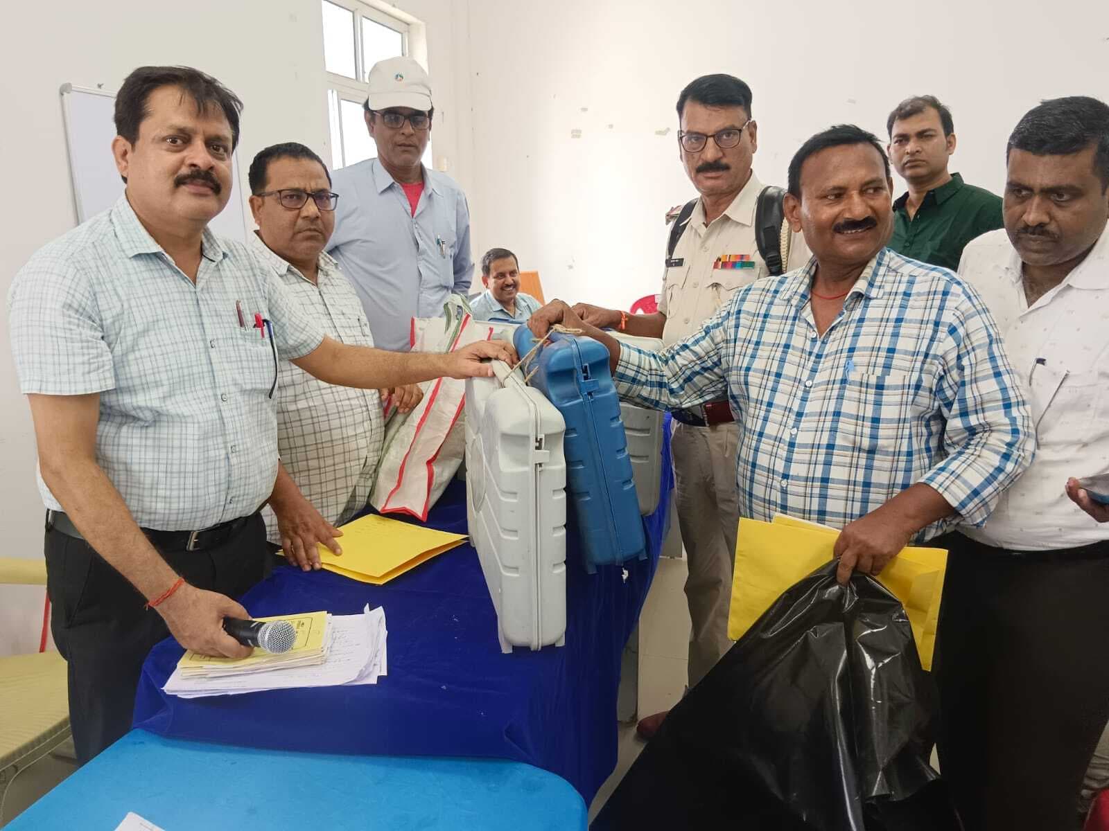 पंचायत उप-चुनाव को लेकर आज डाले जायेंगे वोट, ईवीएम लेकर बुथ पर रवाना हुए मतदानकर्मी