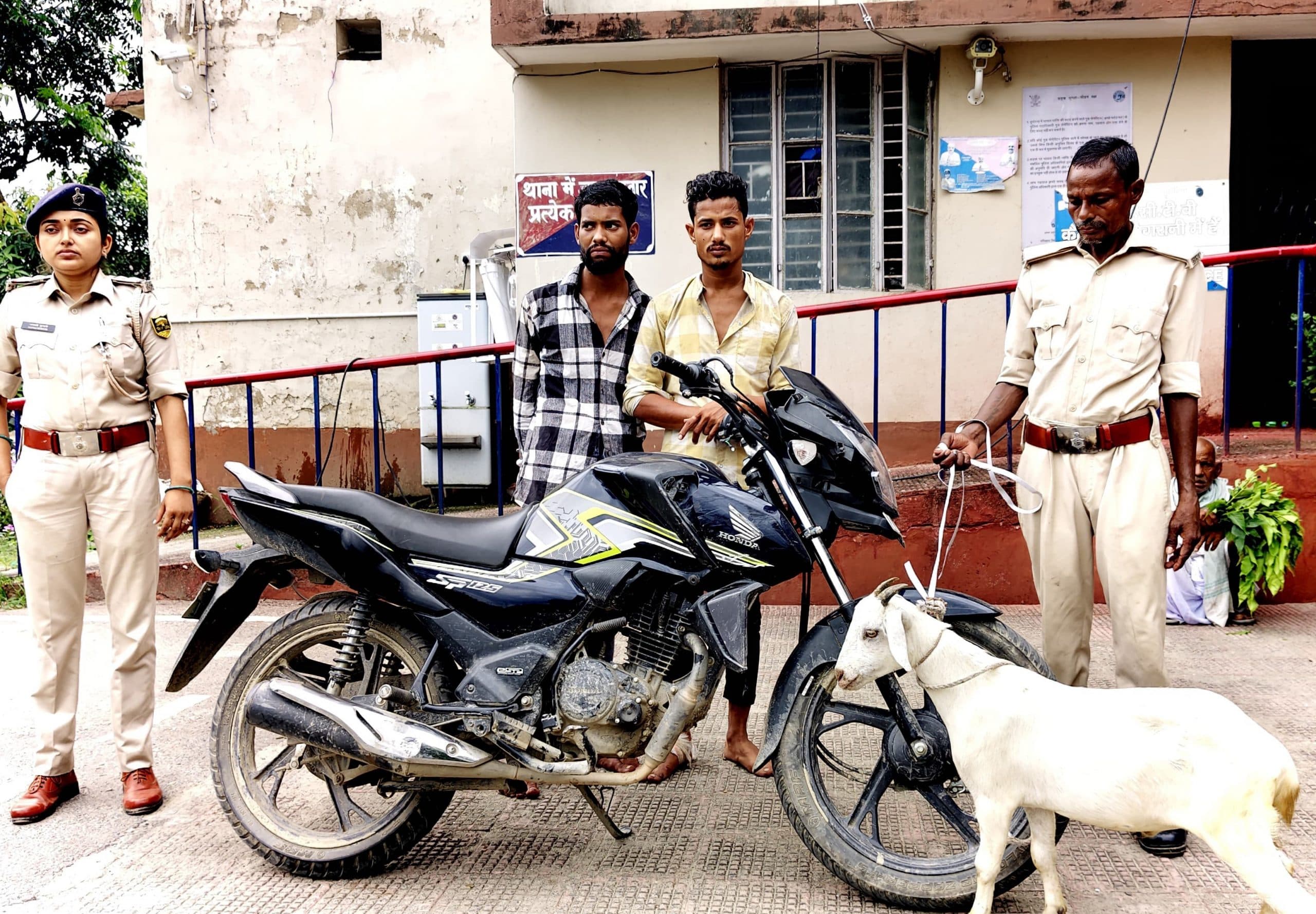 बाइक से खस्सी चोरी कर भाग रहे दो शातिर को ग्रामीणों ने पकड़ा