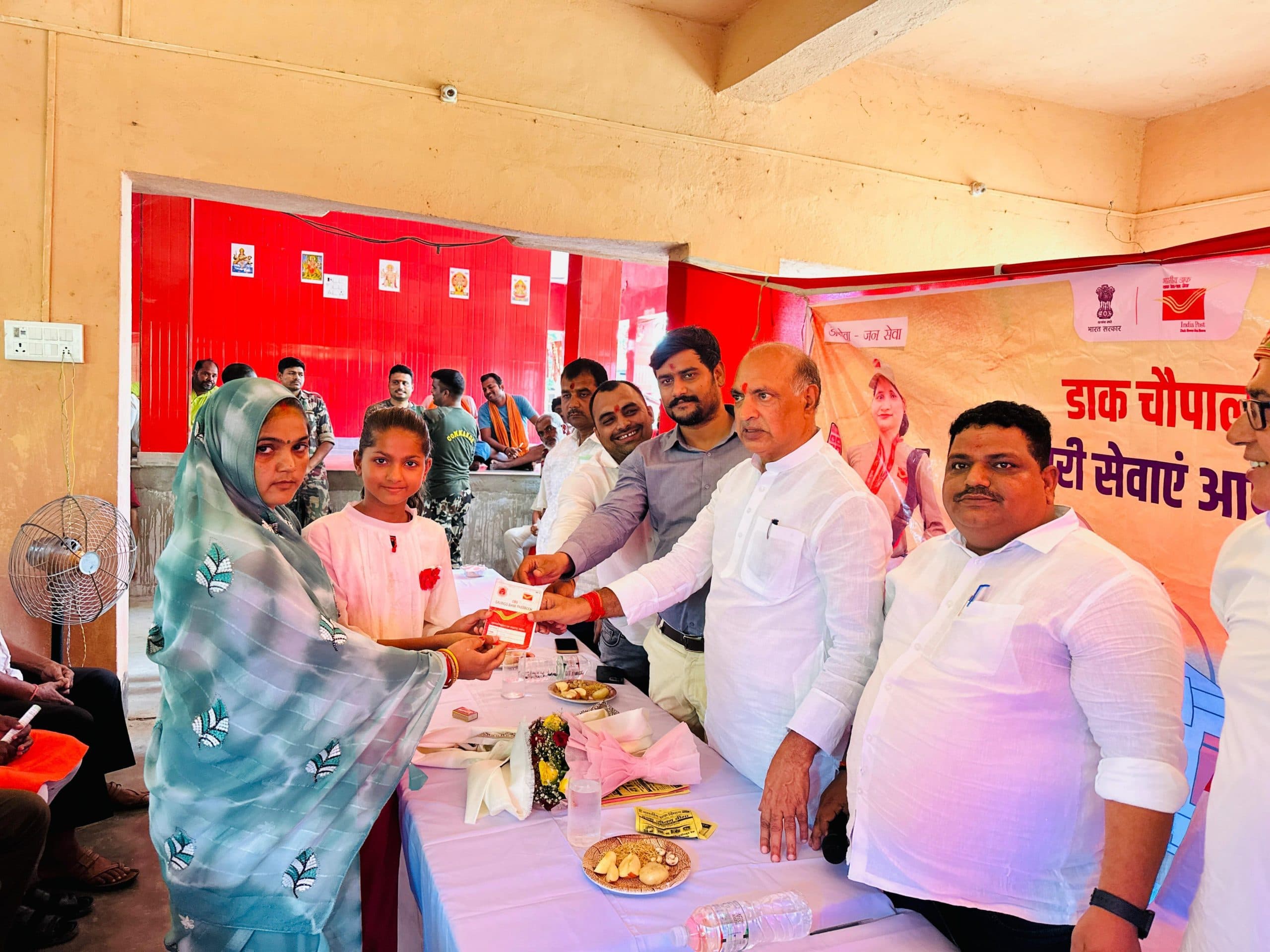 ग्रामीणों को योजनाओं की दी गयी जानकारी व बच्चों का सम्मान