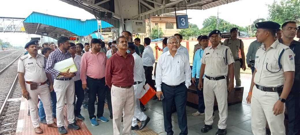 पाकुड़ रेलवे स्टेशन में यात्रियों की सुविधा को लेकर डिवीजन प्रयासरत है : जीएम