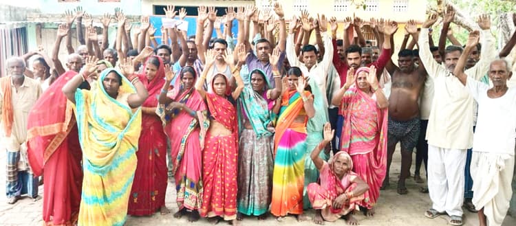 अधिकारी की  बूथ जांच के बाद ग्रामीण मतदाताओं में आक्रोश, किया प्रदर्शन