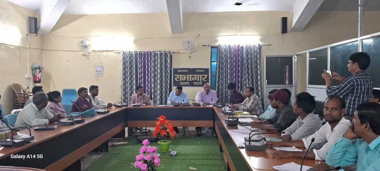 आवास योजना में तेजी लायें, लाभुकों के घर जाकर करें प्रेरित : बीडीओ