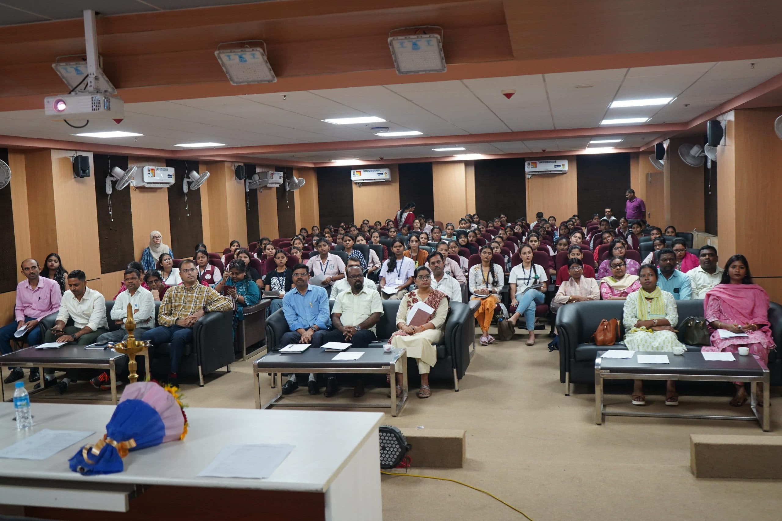 Jamshedpur news. पीवीटीजी से संपर्क कर जमीनी वास्तविकताओं का आंकलन करेंगी जमशेदपुर महिला विश्वविद्यालय की 104 छात्राएं