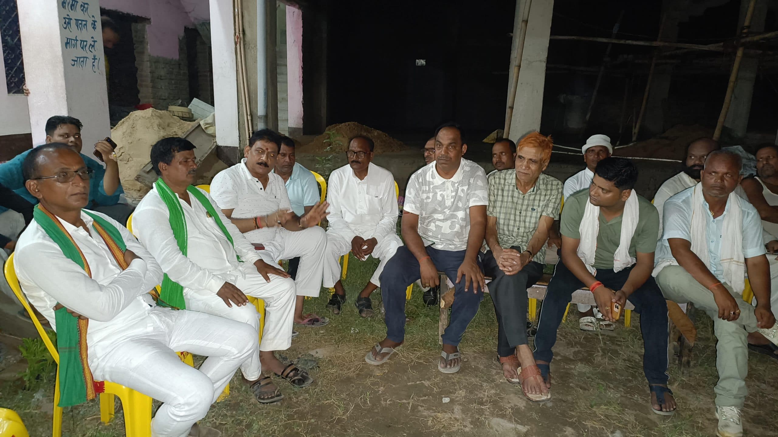 लोगों की समस्याएं जानने धमौल पहुंचे अशोक महतो