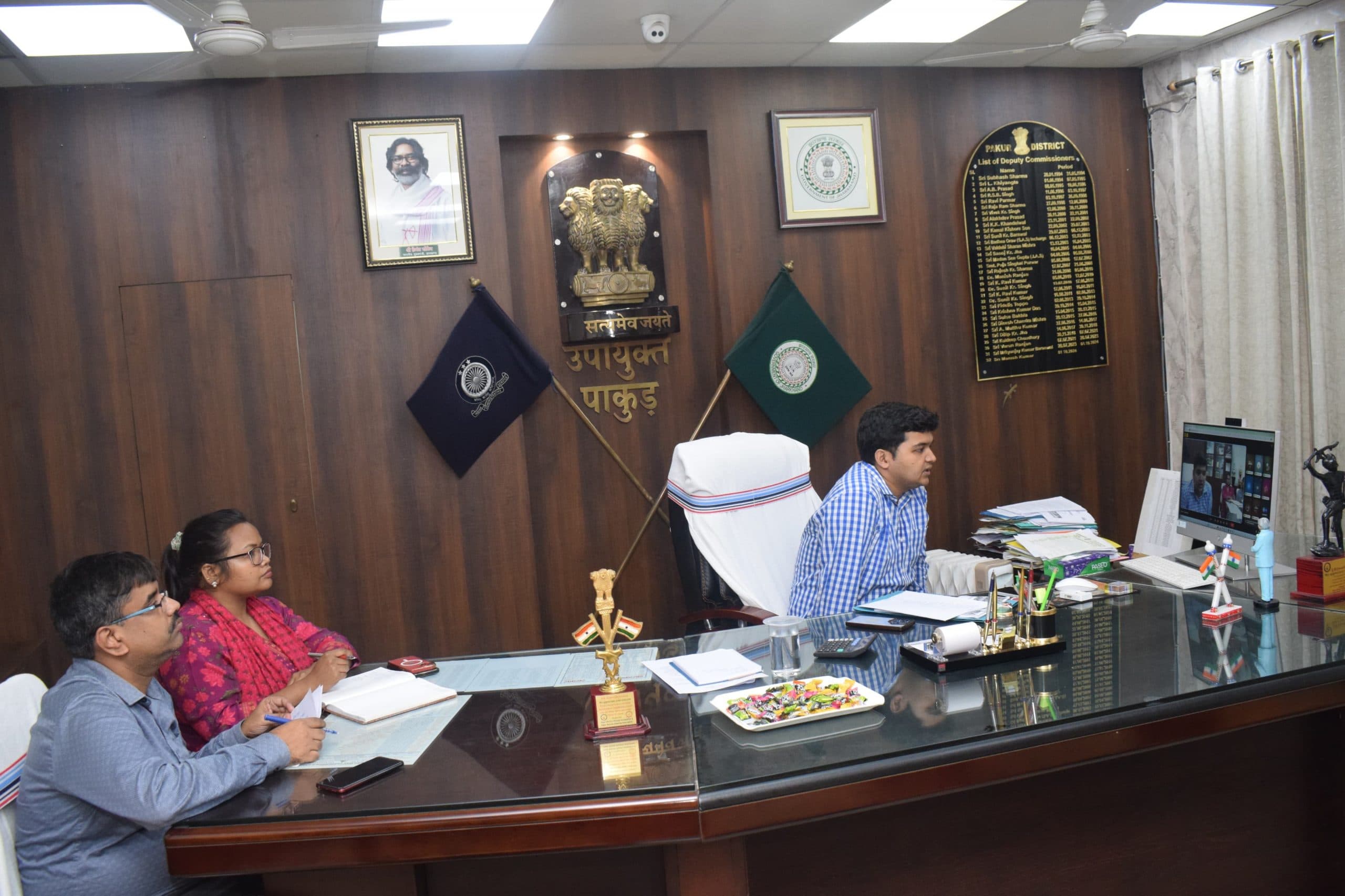 विद्यालयों में शिक्षकों को बायोमीट्रिक अटेंडेंस बनाना जरूरी : डीसी