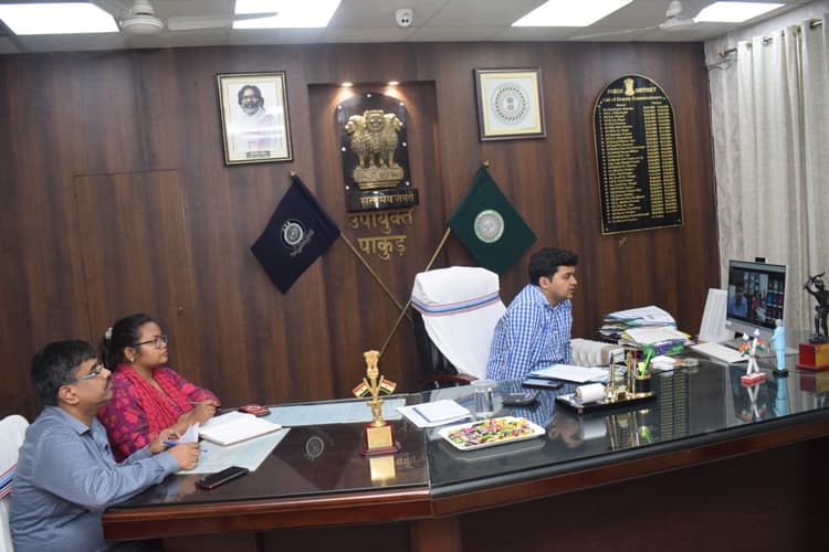 विद्यालयों में शिक्षकों को बायोमीट्रिक अटेंडेंस बनाना जरूरी : डीसी