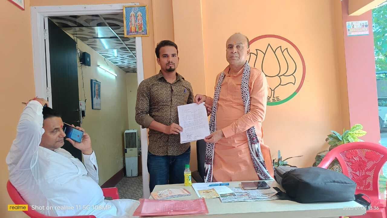 कब्रिस्तान की घेराबंदी को लेकर विधायक को दिया आवेदन