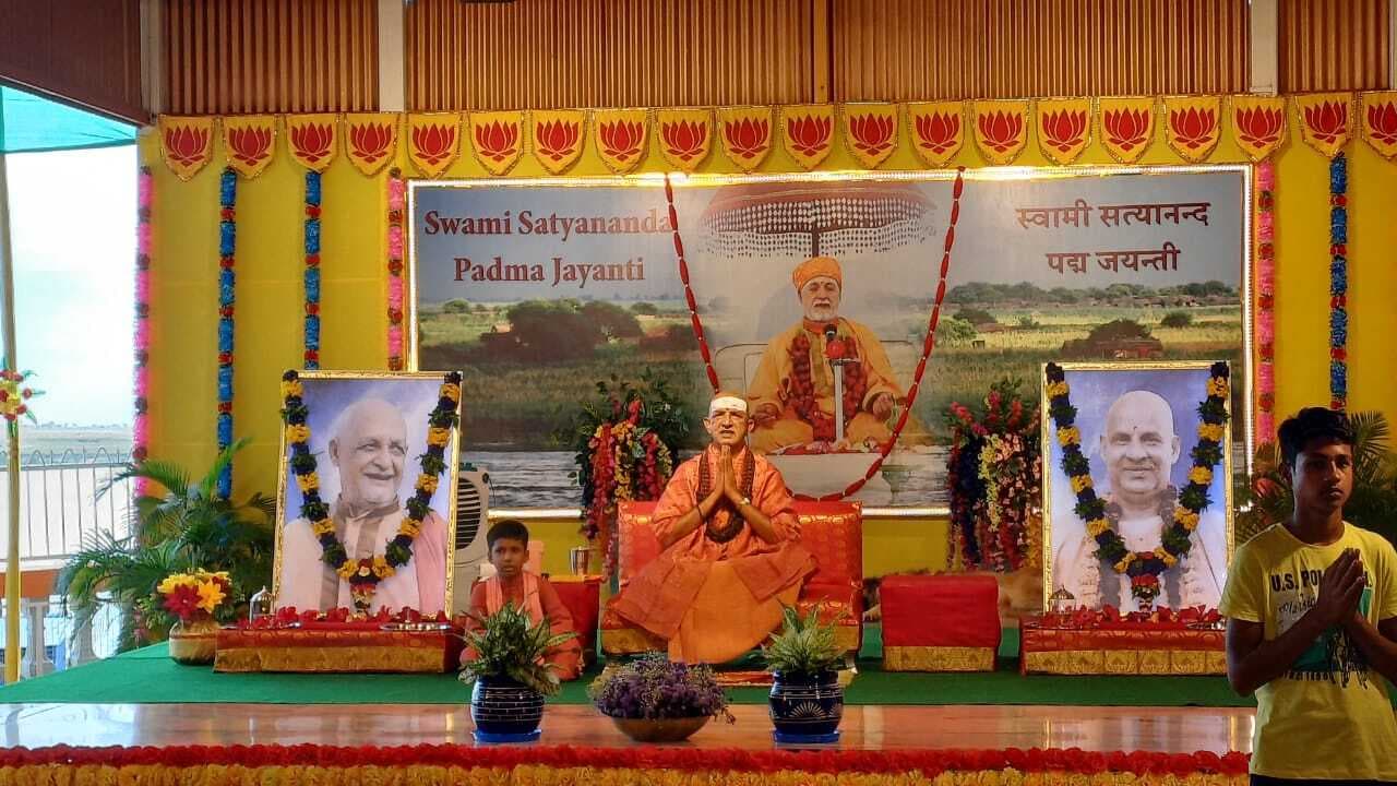 मन की कलुषता व विकार ही हमें इस सांसारिक बंधन में बांधे हुए है : स्वामी निरंजनानंद