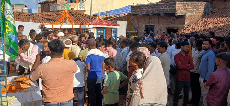 सीएम ने किया पूर्व विधायक सत्यदेव कुशवाहा की प्रतिमा का अनावरण