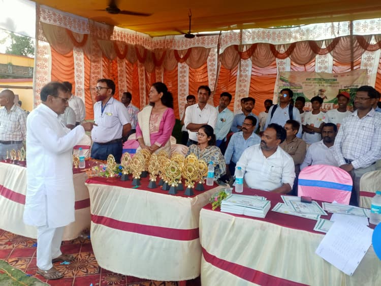 मुखिया व बीस सूत्री अध्यक्ष, उपाध्यक्ष को नहीं मिला आमंत्रण, आक्रोश