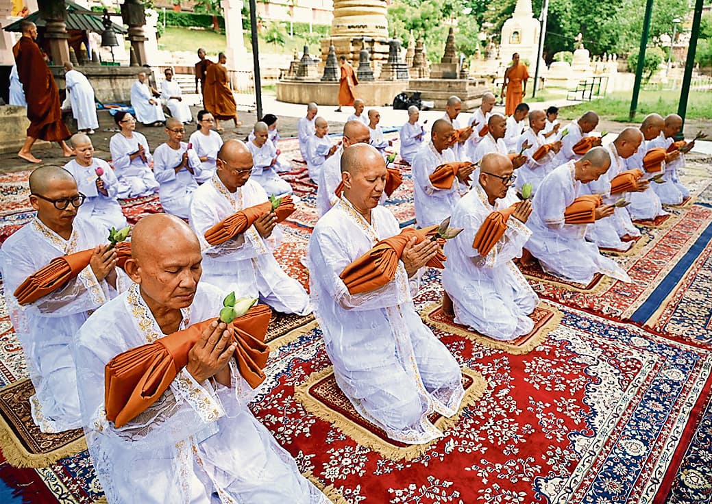 Gaya News : महाबोधि मंदिर में थाईलैंड के 40 श्रद्धालुओं ने दीक्षा लेकर की विशेष पूजा, तीन महीने तक करेंगे वर्षावास