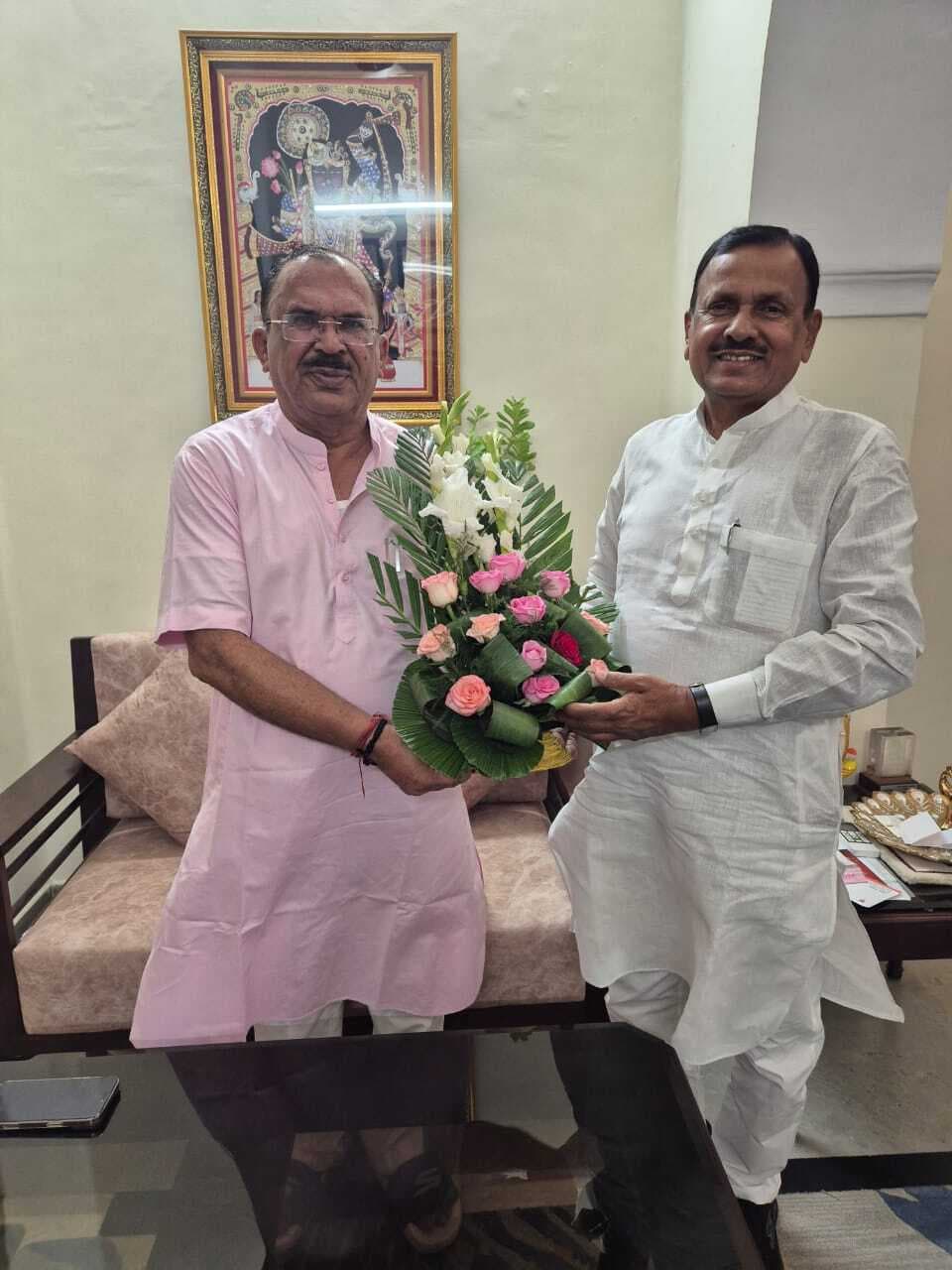 Jamshedpur News : राजस्थान विस के स्पीकर से मिले डॉ दिनेशानंद गोस्वामी